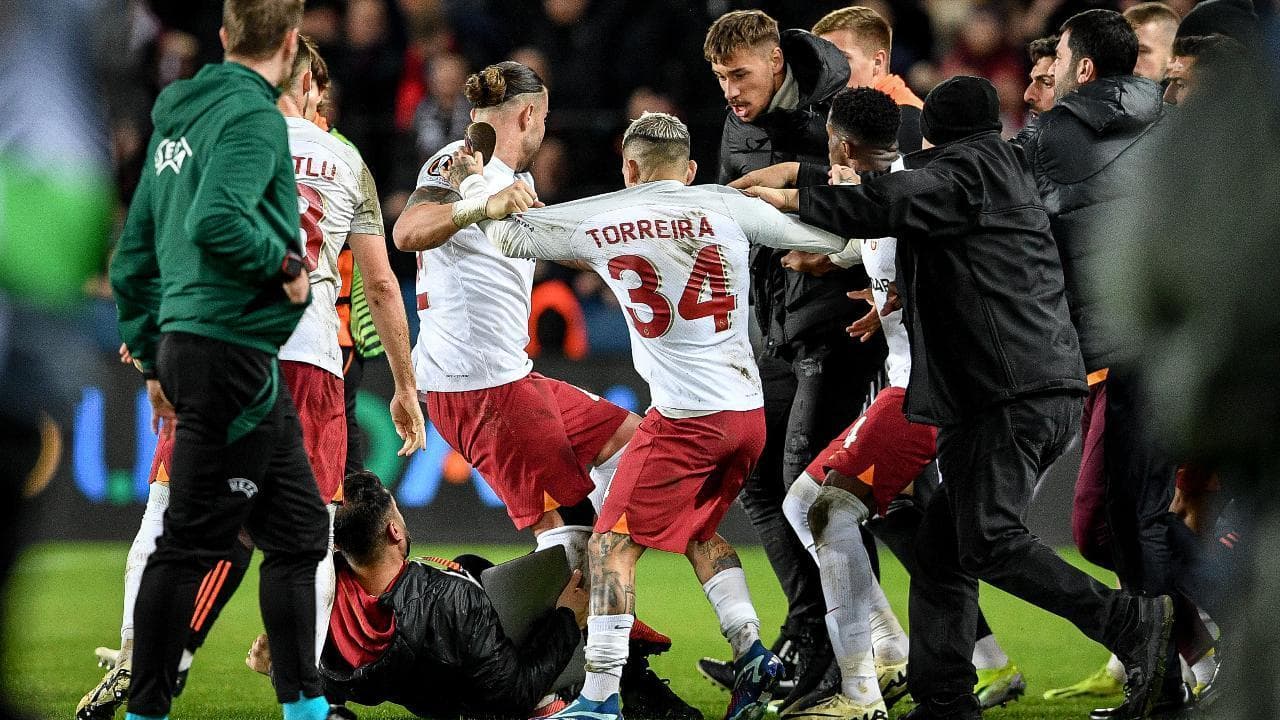 Gigantesca rissa alla fine di Sparta Praga-Galatasaray. E di mezzo c'è sempre l'arbitro Taylor