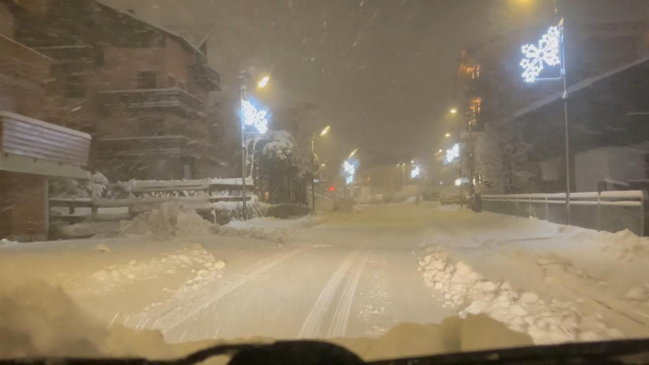 Torna la neve sulle Alpi, le immagini della camera car a Madonna di Campiglio
