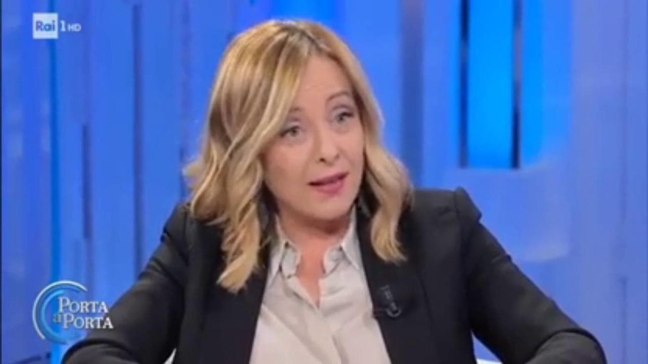 Meloni attacca De Luca: "In Campania fondi usati per la sagra della zampogna e del caciocavallo"
