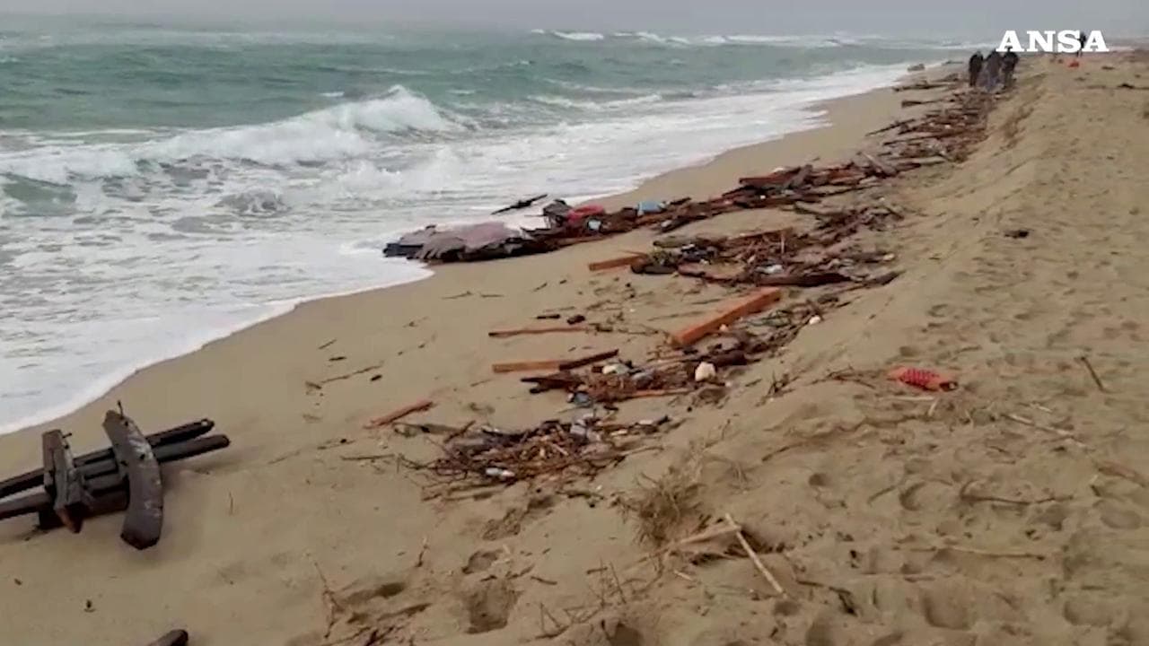 Cutro un anno dopo, i resti dell'imbarcazione sparsi sulla spiaggia dopo il naufragio