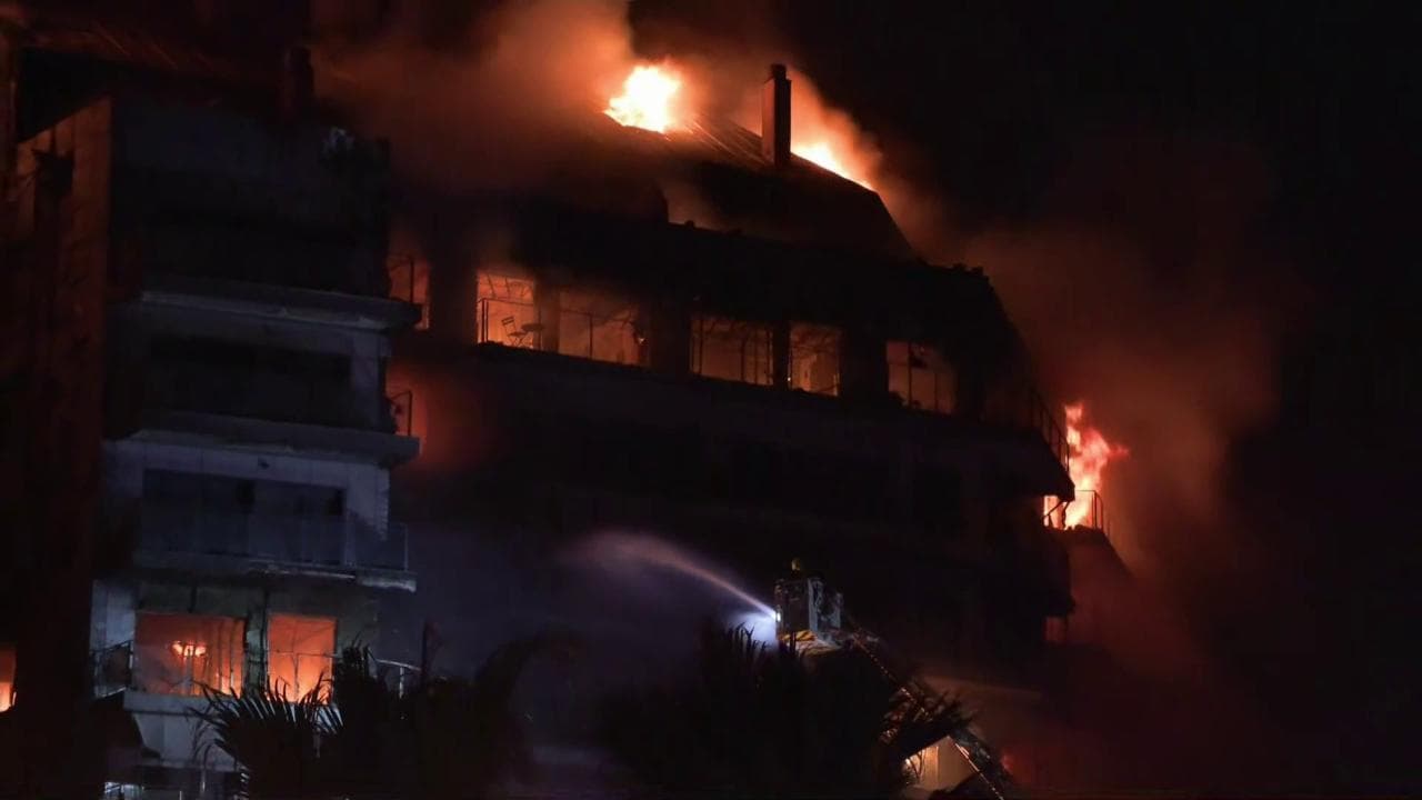 Incendio Valencia, i vigili del fuoco hanno lavorato tutta la notte per spegnere l'incendio