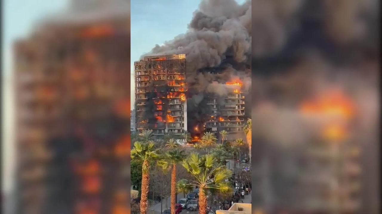 Spagna, le immagini impressionanti di un incendio che distrugge un edificio di 14 piani a Valencia