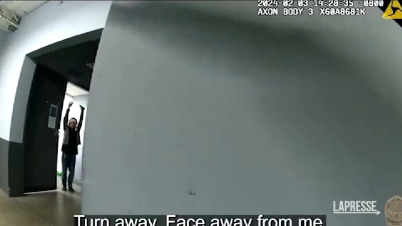 Los Angeles, minaccia gli agenti con una forchetta di plastica: la polizia apre il fuoco e lo uccide
