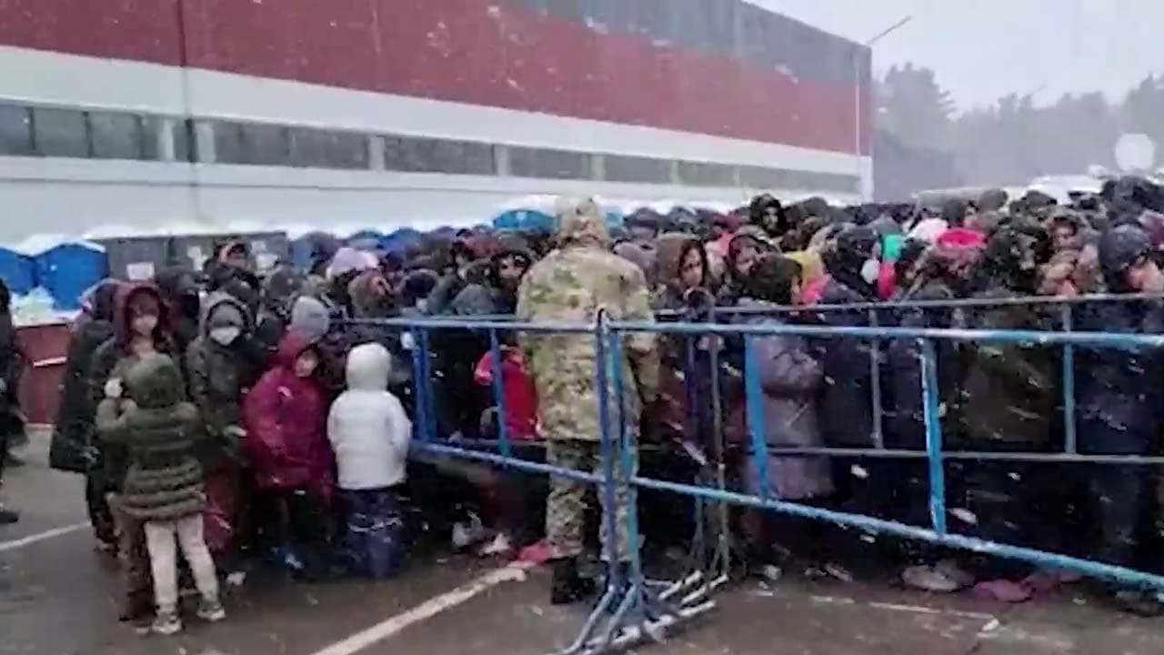 Bielorussia, la denuncia di un padre curdo: "La nostra vita sotto zero. Tutine ghiacciate, fame e fango"