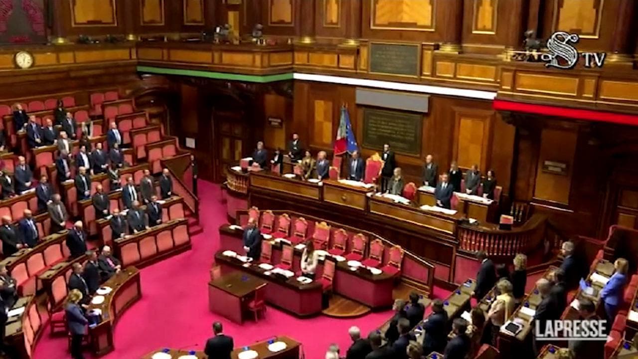 Omaggio a Navalny in Senato: l'applauso dell'aula dopo il minuto di silenzio