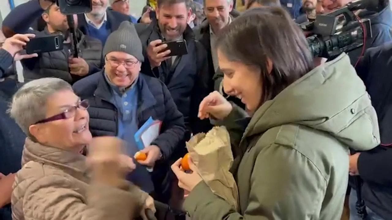 Cagliari, Schlein contestata da una pensionata: "Vada a lavorare come ho fatto io per 25 anni"