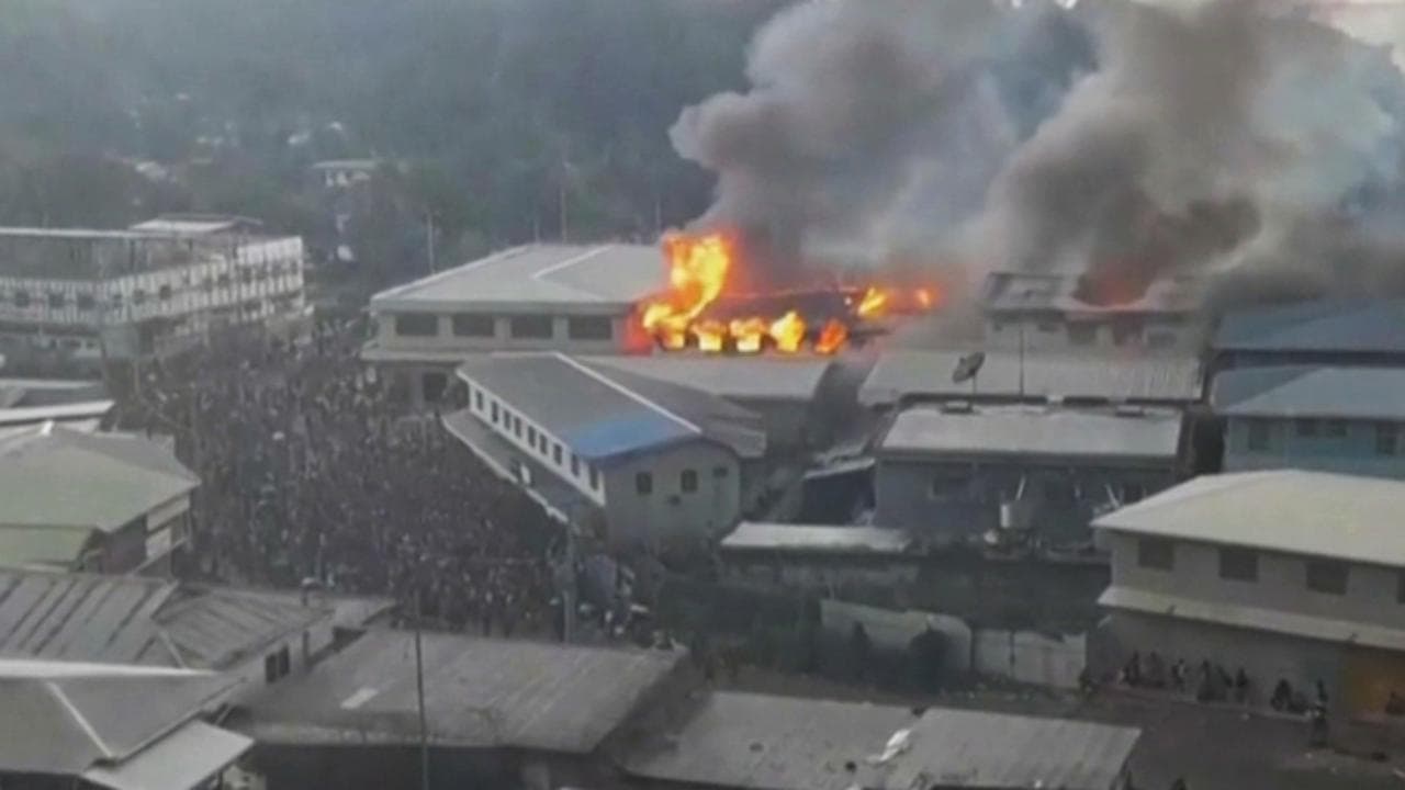 Isole Salomone, rivolta nella capitale: i manifestanti danno fuoco agli edifici