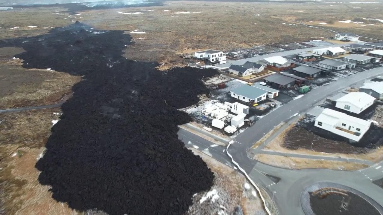 Islanda, prove di normalità: le operazioni di pulizia dopo l'eruzione del vulcano