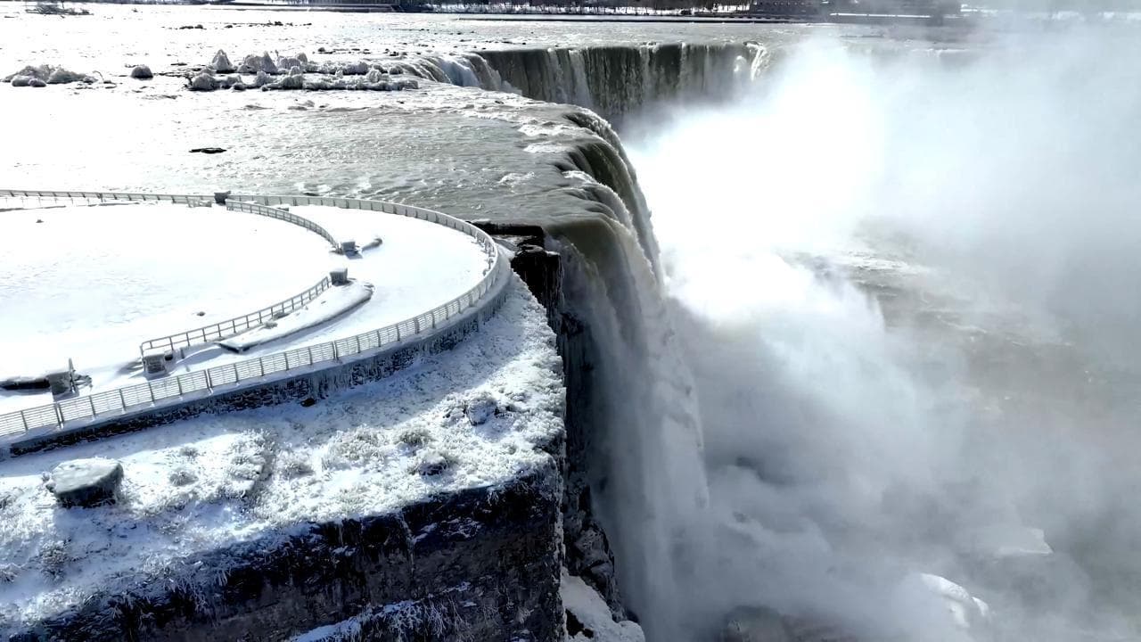 Il drone in volo sopra le cascate del Niagara ghiacciate: lo spettacolo della natura