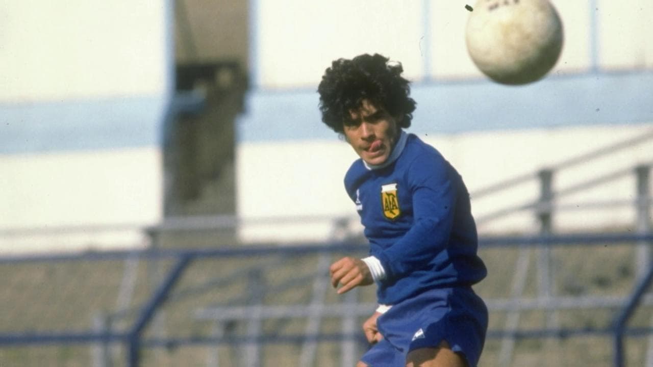 Maradona, un anno dopo, si riprende la scena in televisione