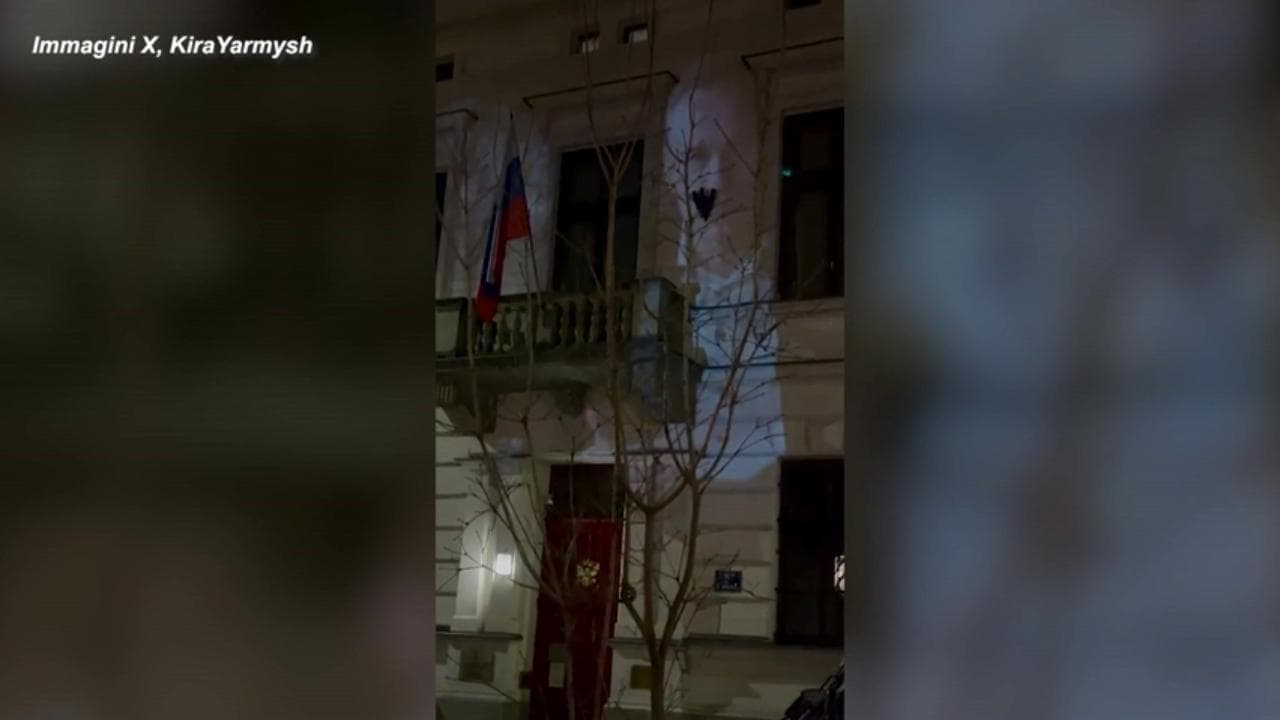 Polonia, le immagini di Navalny proiettate sulla facciata del consolato russo a Cracovia