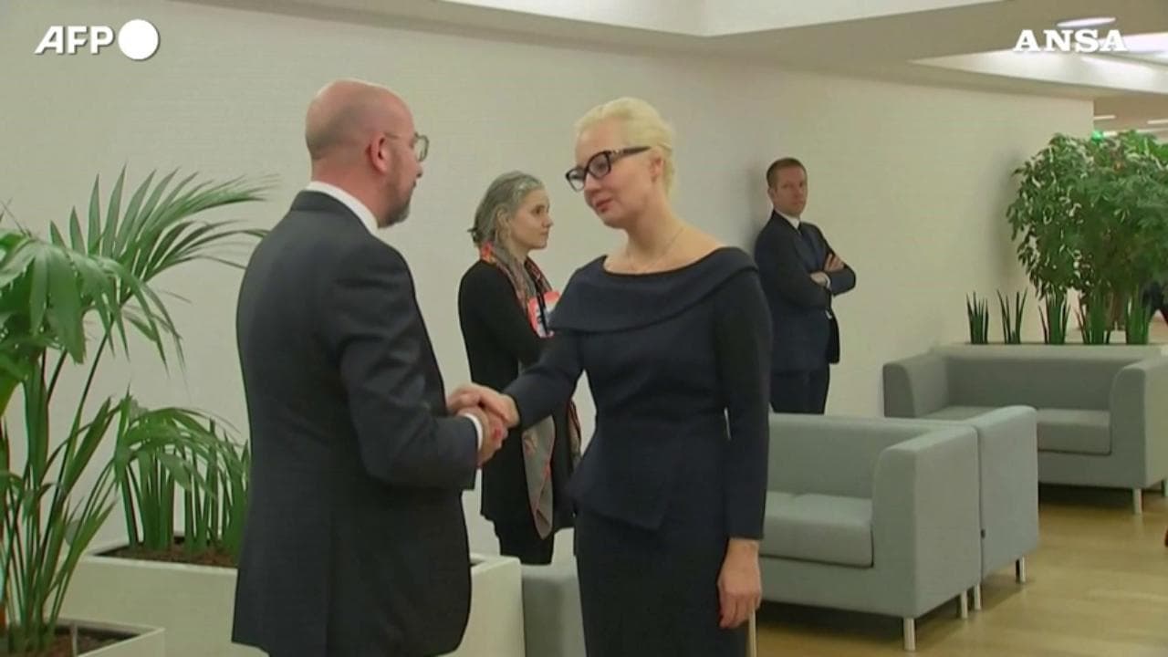 Navalny, la vedova Navalnaya a Bruxelles: l'incontro con il presidente del Consiglio europeo Michel