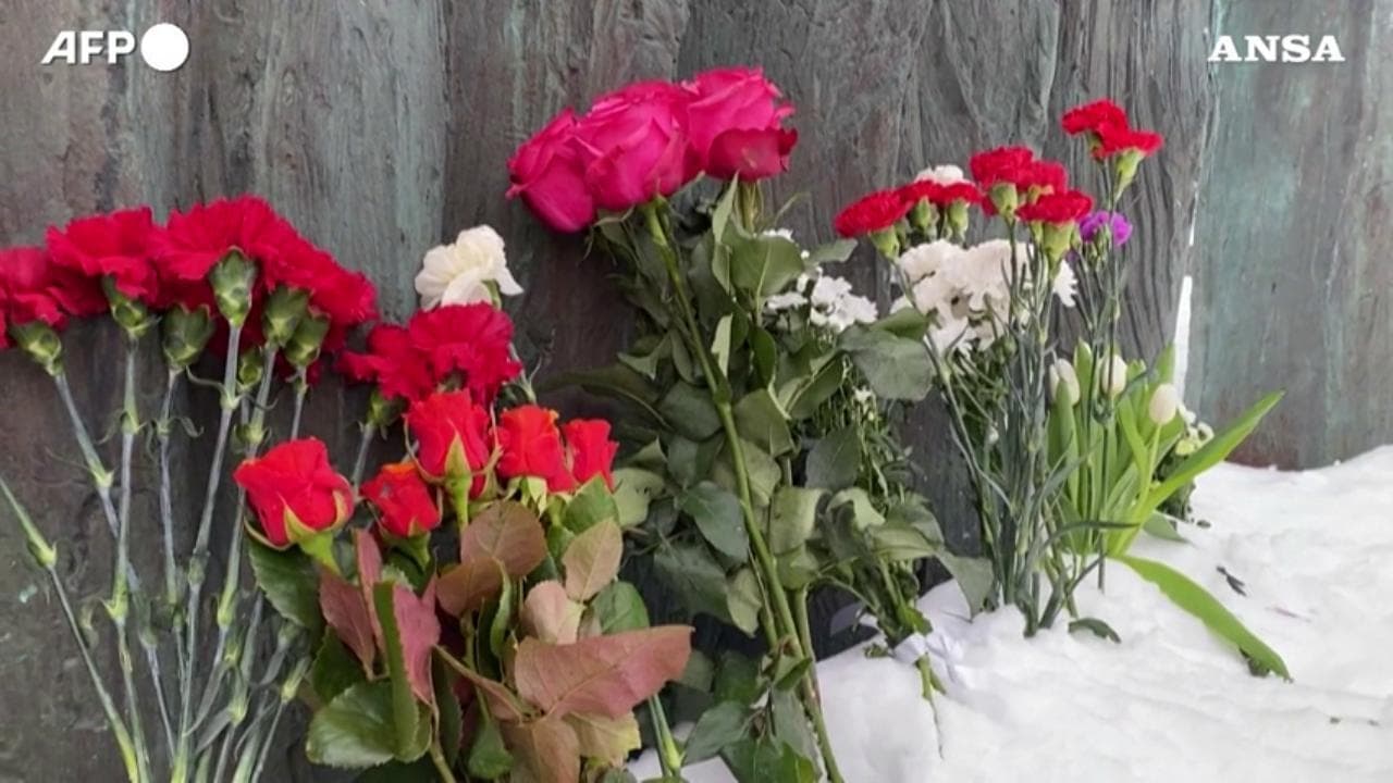 "Perdonaci": fiori per Navalny a Mosca davanti al Muro del dolore