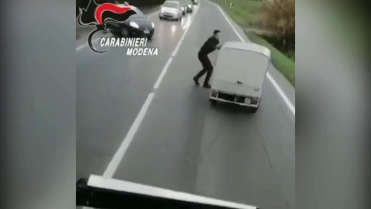 Modena, apecar a zigzag in contromano: il carabiniere a piedi blocca l'autista