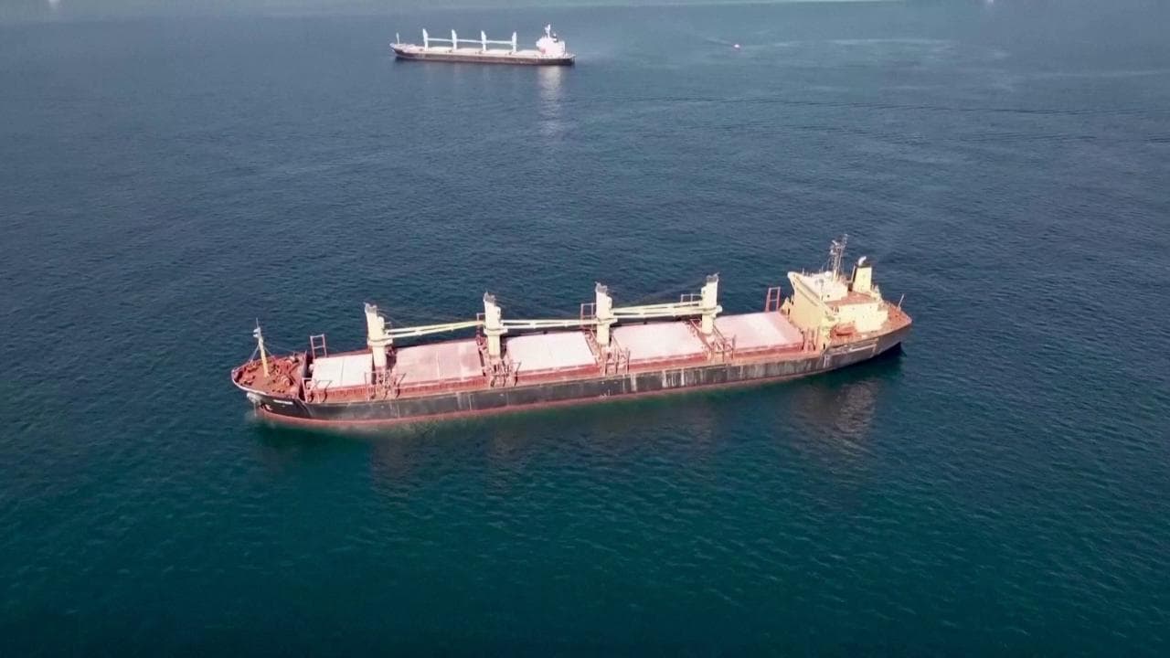 Houti attaccano nave cargo britannica, ora rischia di affondare: le immagini dal drone