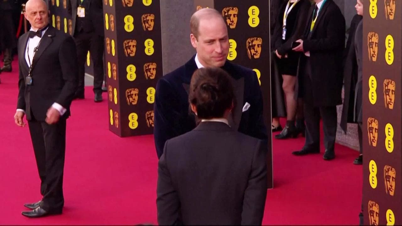 Inghilterra, William ai Bafta senza Kate: l'arrivo del principe sul red carpet
