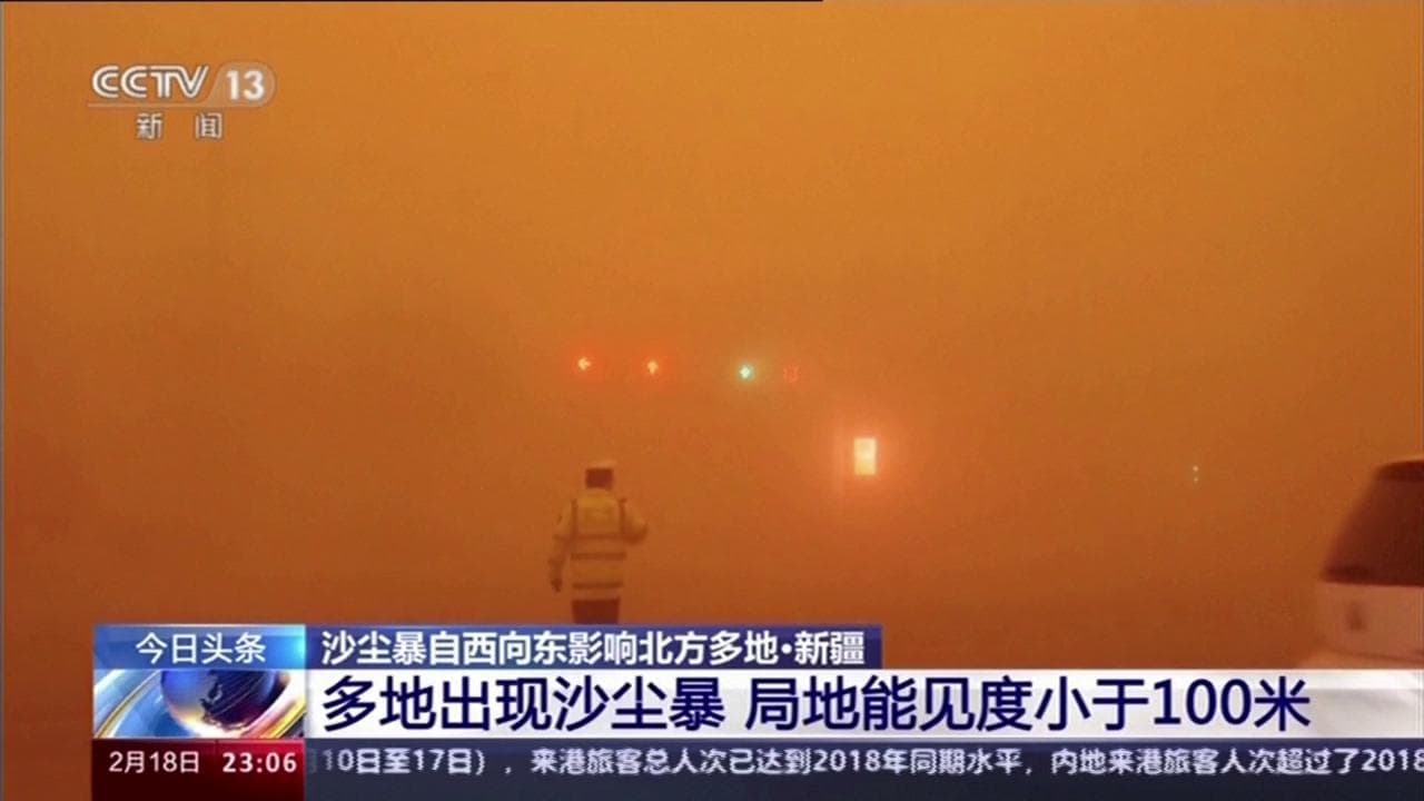 Cina, paesaggio irreale con cielo arancione per le tempeste di sabbia nel nord del paese