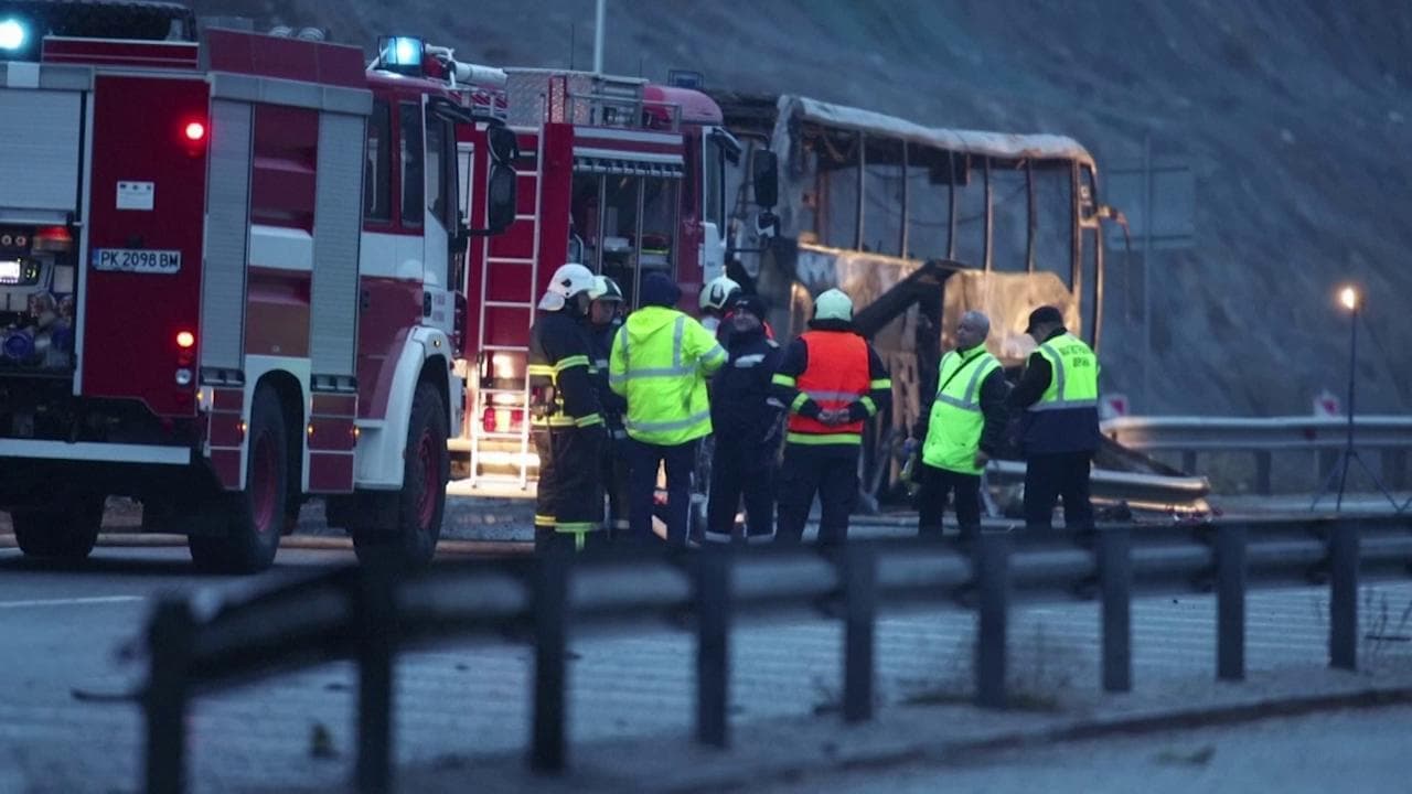 Tragedia in Bulgaria, si schianta autobus: le immagini dell'incidente