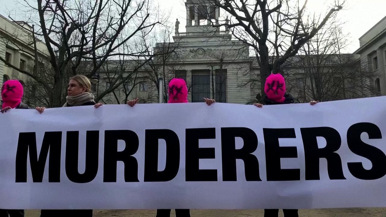 Navalny, la protesta delle Pussy Riot a Berlino davanti l'ambasciata russa
