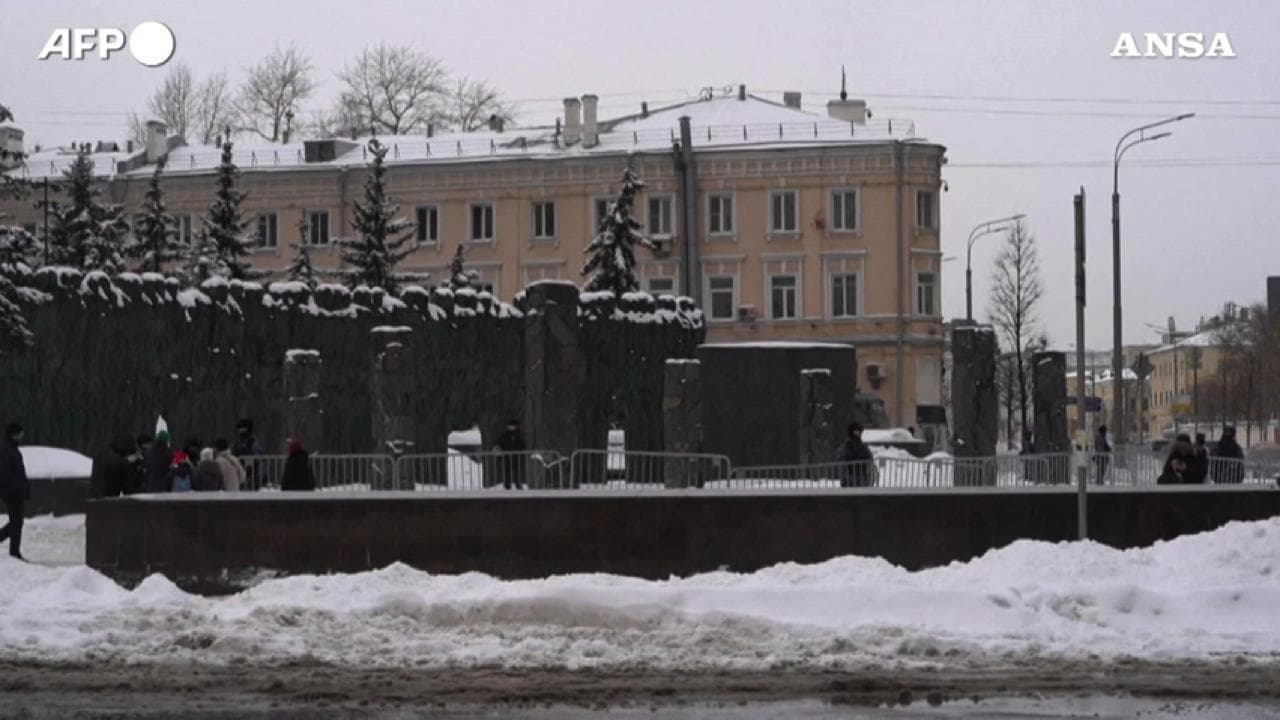 Mosca, la polizia pattuglia il sito usato come memoriale per Navalny