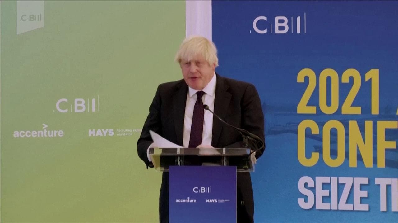 Boris Johnson in confusione: prima perde i fogli del discorso poi divaga su Peppa Pig