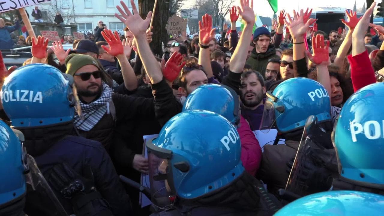 Verona, protesta contro la fiera delle armi: tensione tra polizia e manifestanti