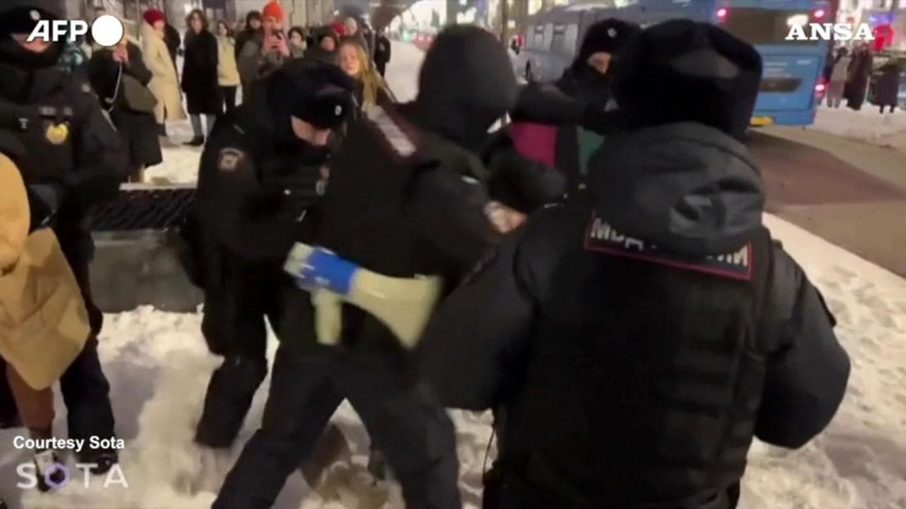 Morte Navalny, proteste in Russia: oltre duecento manifestanti arrestati