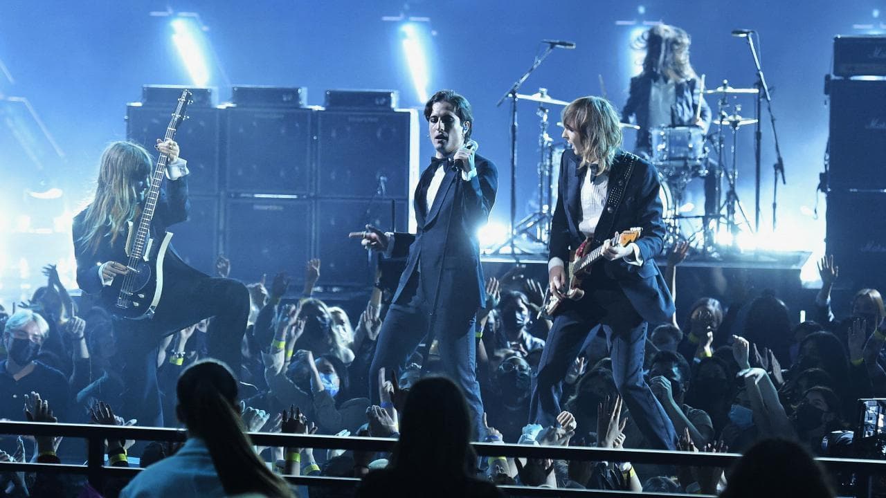 American Music Awards, Maneskin in smoking e papillon trascinano il pubblico con "Beggin'"