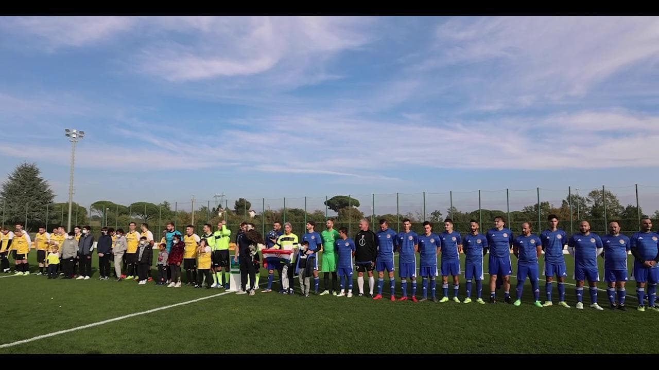 A Formello l'amichevole tra la squadra Rom e quella del Papa: "Un calcio all'esclusione"