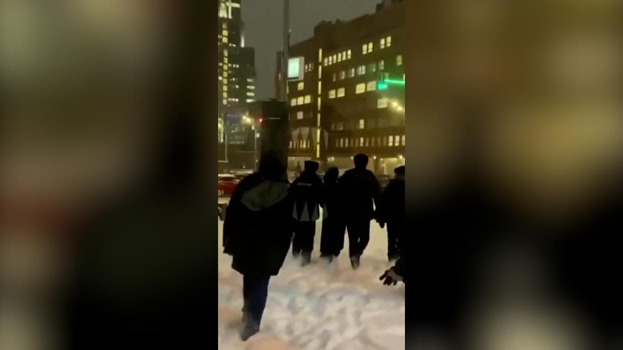Il primo arresto di una persona che commemorava Navalny a Mosca