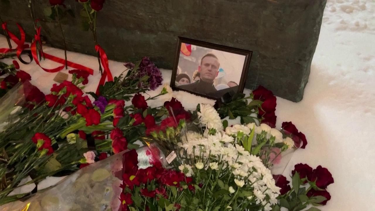 Fiori per Navalny ai piedi del "Muro del dolore", a Mosca