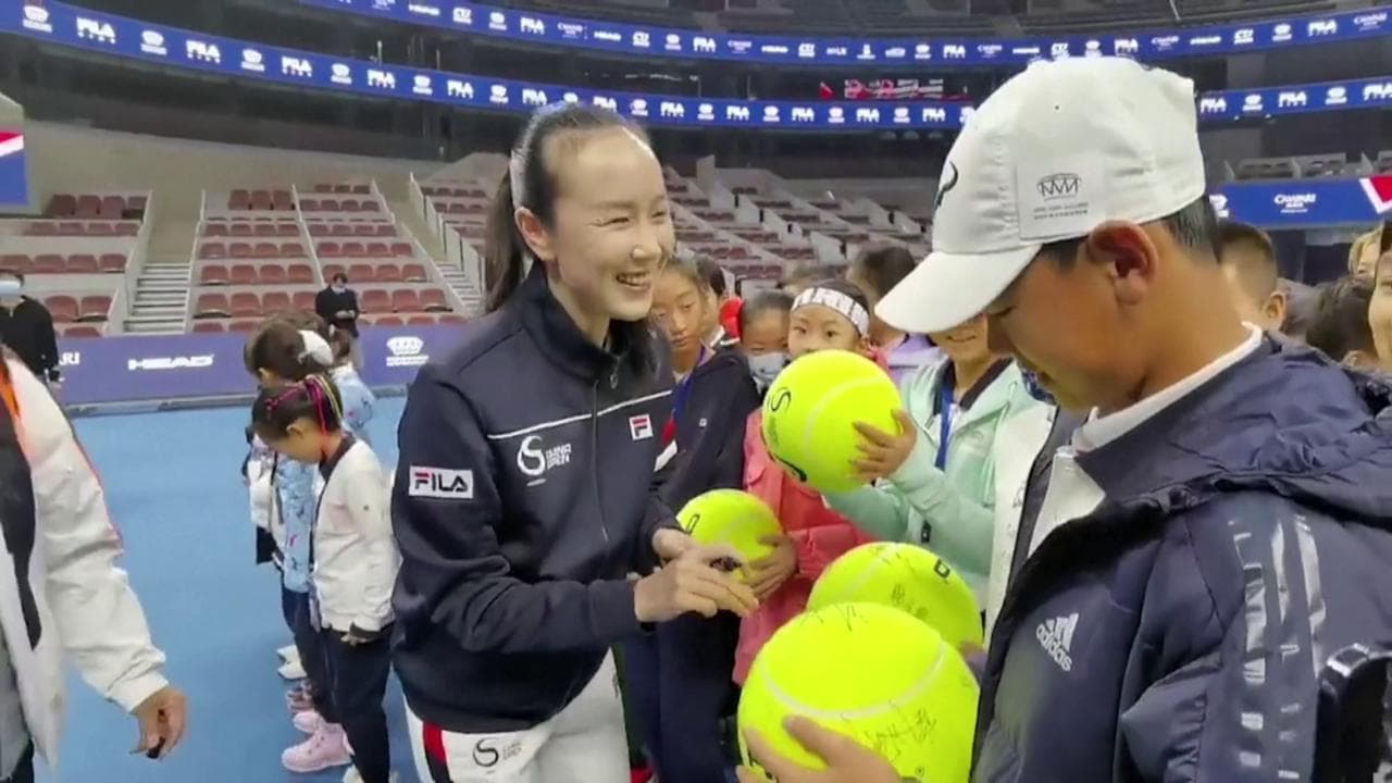 Cina, la tennista Peng Shuai riappare in pubblico in un torneo organizzato a Pechino