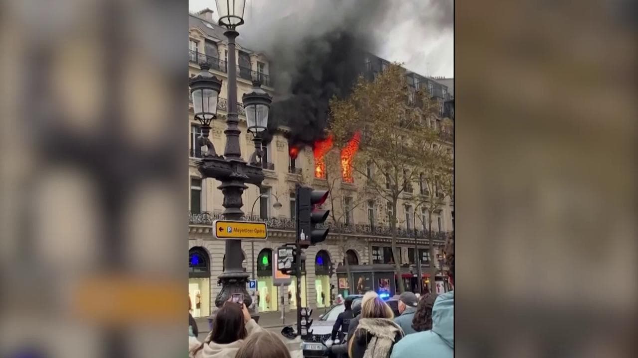 Francia, grande incendio vicino all'Opera di Parigi: i video dei passanti