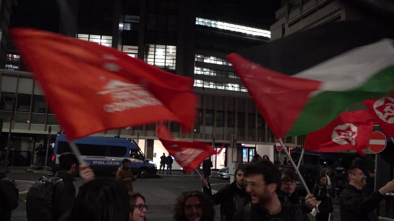 A Roma la manifestazione pro Palestina sotto la sede di Repubblica: "Dite la verità o non vi crederà nessuno"