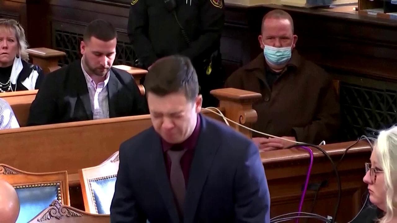 Kenosha, a Rittenhouse cedono le gambe alla lettura della sentenza