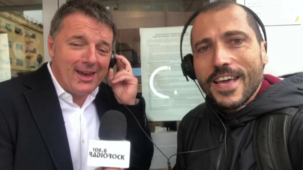 Renzi canta Jovanotti: "Di 10 cose fatte te n'è riuscita mezza". Poi ci ripensa: "Questo non è vero"