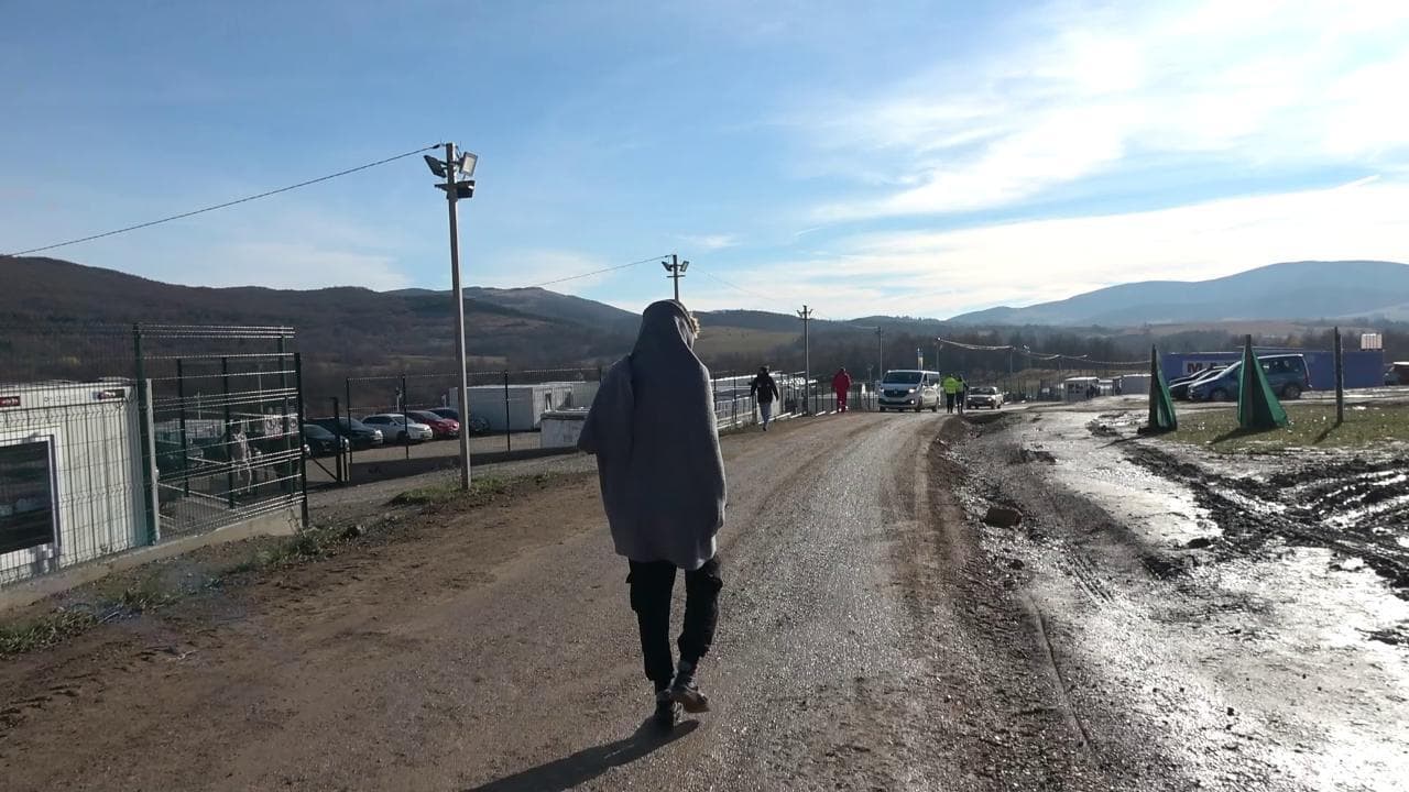 Migranti, a un anno dal rogo entriamo nel nuovo campo di Lipa finanziato dall'Europa