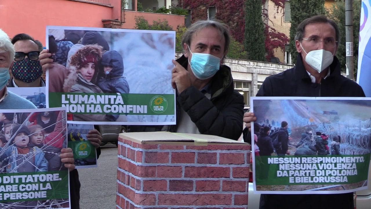Bielorussia, flash mob davanti all'ambasciata polacca a Roma: "Buttiamo giù i muri, l'umanità non ha confini"
