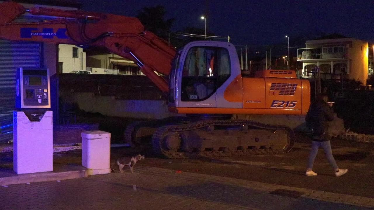 Assalto con una ruspa a un distributore di benzina di Catania: il video