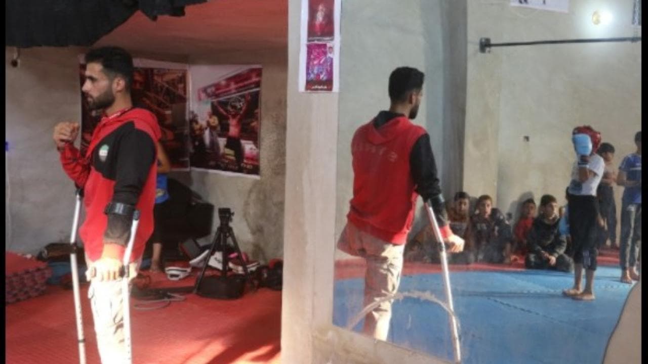 Siria, maestro di Kung Fu senza una gamba allena gli orfani della guerra: "Così proteggo i bambini"