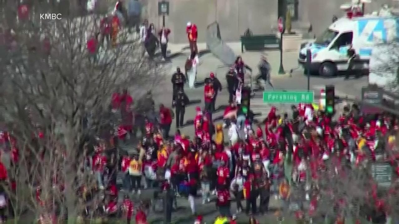 Kansas City, sparatoria alla parata dei Chiefs: il momento delle raffiche e la fuga della folla