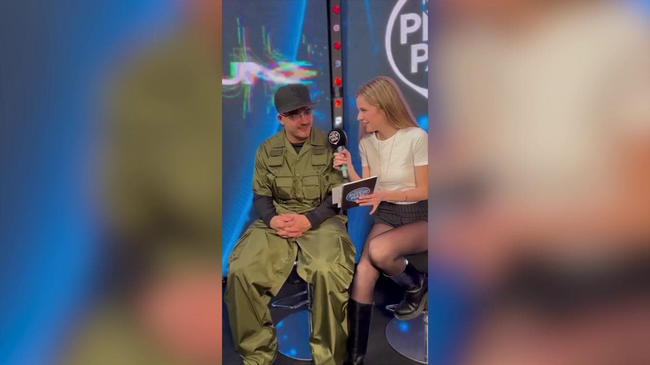 Geolier legge il testo di "I p' me, tu p' te" in dialetto veneto, lo sketch è tutto da ridere