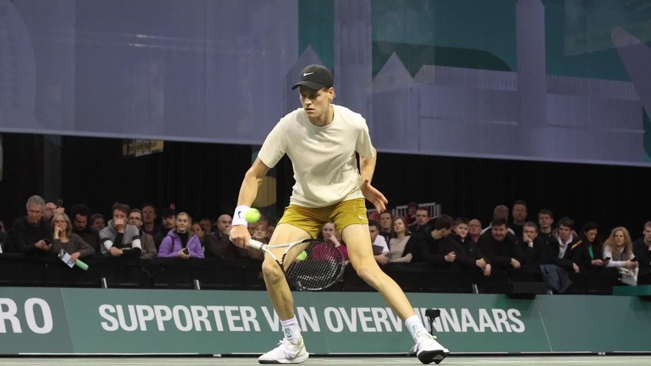 Jannik Sinner si allena a Rotterdam circondato da centinaia di tifosi