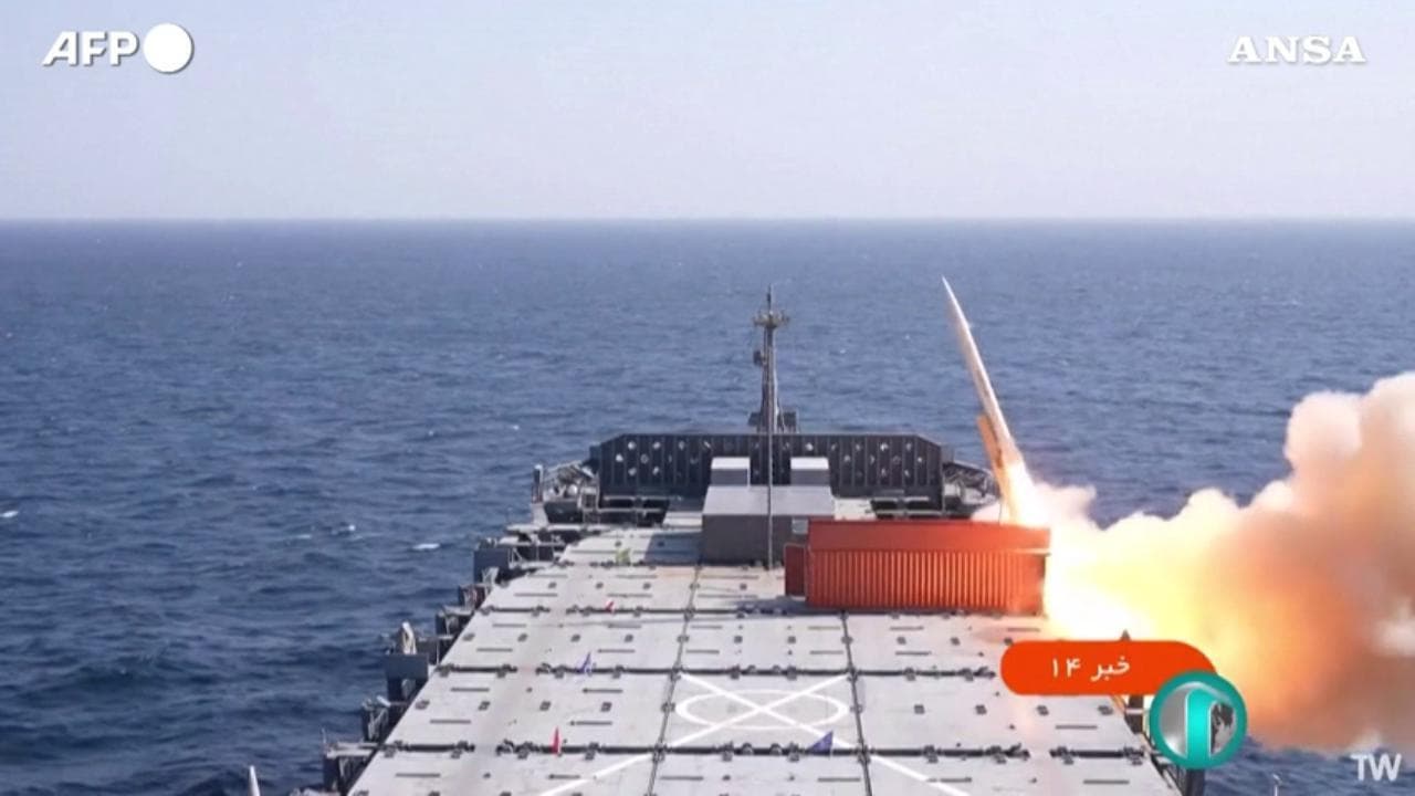 Iran, primo lancio di missili a lunga gittata da una nave da guerra
