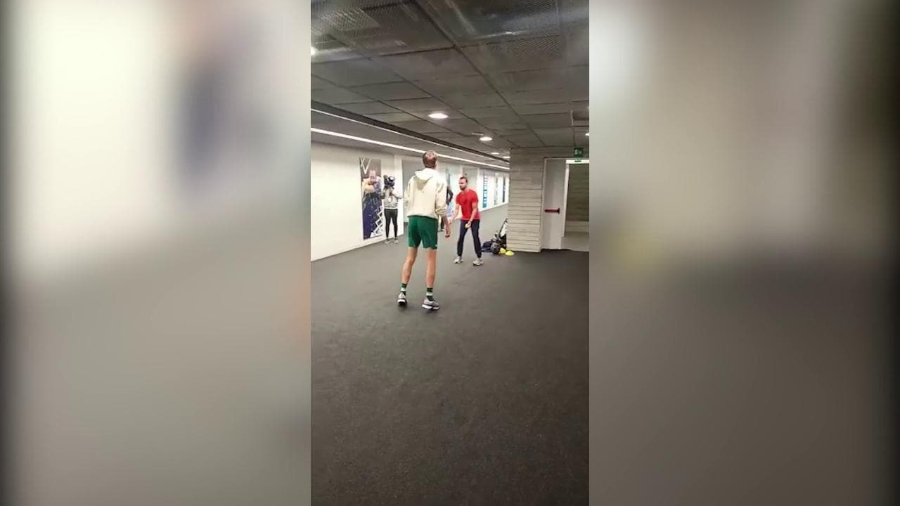 Atp Finals Torino, scatti brevi e controllo palla: Medvedev si allena per il match con Sinner