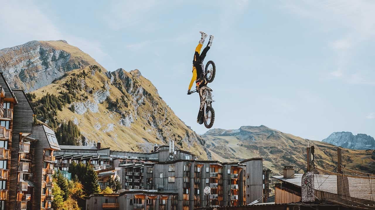 Motocross, doppio salto mortale e atterraggio con paracadute: l’acrobazia di Tom Pages è sbalorditiva