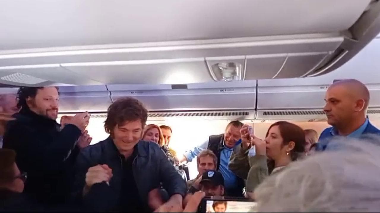 In viaggio con Milei: la passerella del presidente argentino sul volo Roma- Buenos Aires