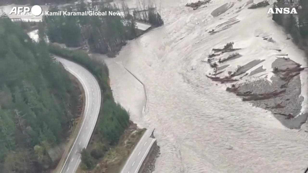 Maltempo in Canada, l'esondazione di un fiume distrugge un'autostrada