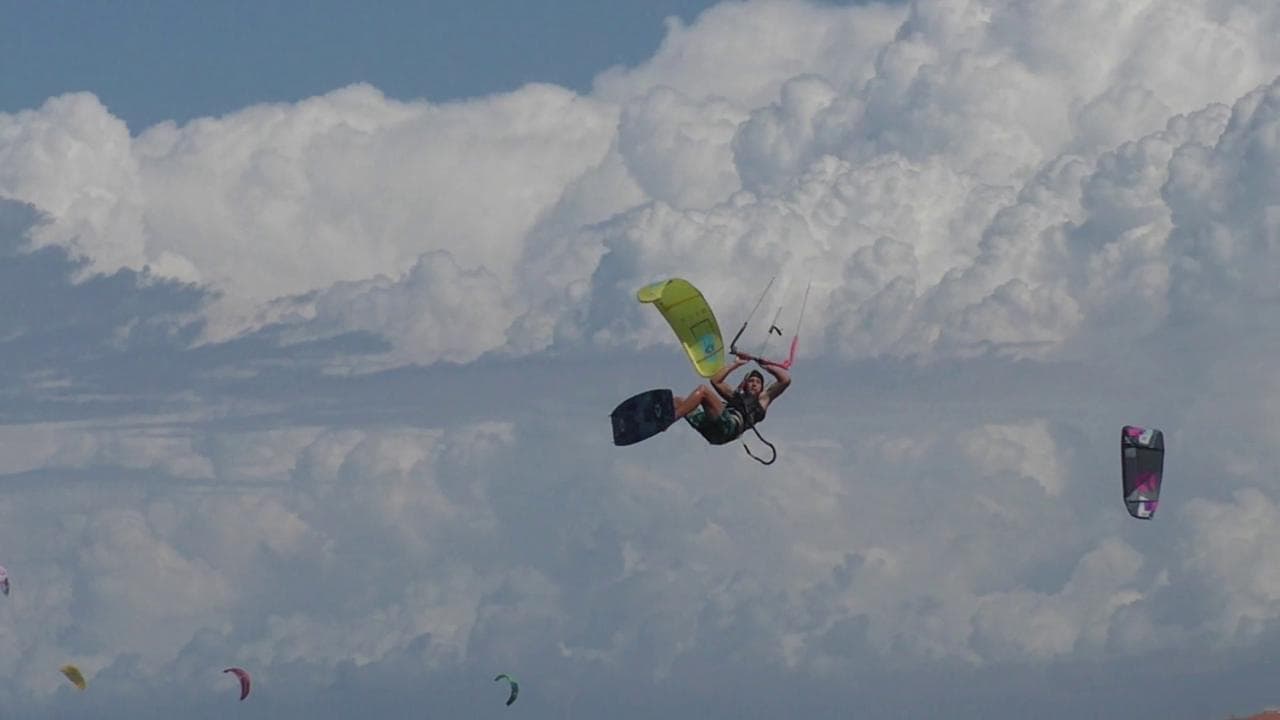Kitesurf, salti sull'oceano fino a 20 metri: le evoluzioni del giovane talento toscano