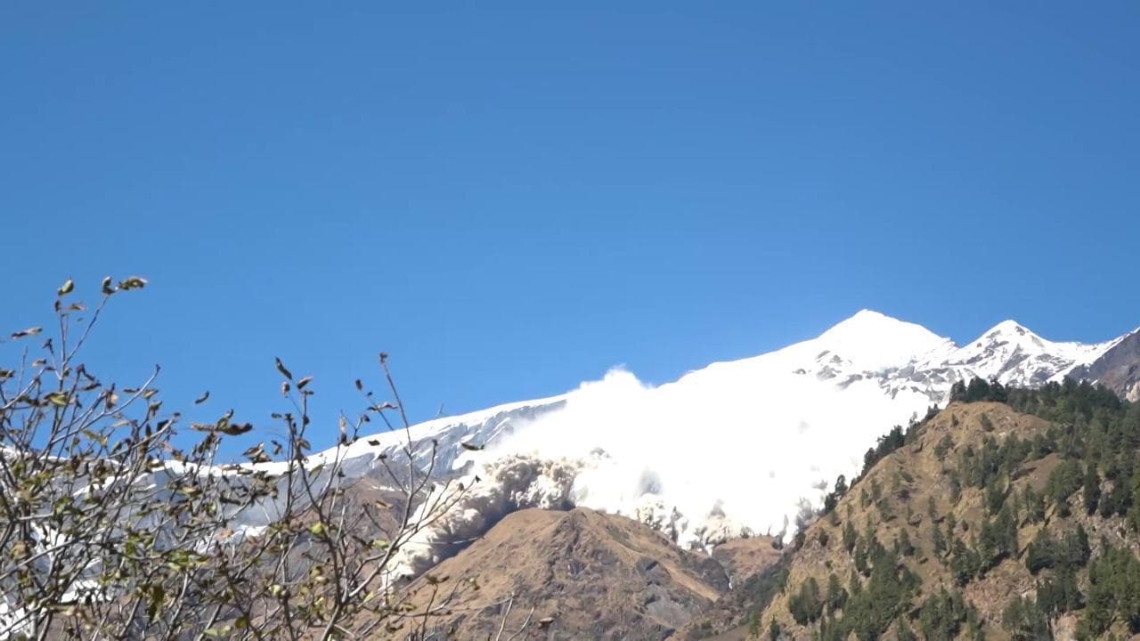 Nepal, l'enorme valanga precipita sui villaggi: le riprese sono impressionanti